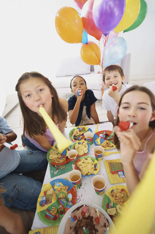 点心,西方人,儿童,四个人,伙伴,朋友,客厅,坐,笑,微笑,露齿笑,竖图,俯视,彩色,室内,白天,游戏,友谊,纯洁,餐桌,沙发,桌子,餐具,蜡烛,玩具,欧洲,非洲,黑人,欧洲人,许多,阴影,服装,朦胧,模糊,装饰,光线,碟子,火焰,盘,影子,烛光,塑料,食品,很多,燃烧,玩,注视,休闲装,文化,娱乐,食物,糕点,小孩,衣服,盘子,气球,塑料制品,碟,生日蛋糕,点燃,观察,看,祈祷,休闲,休闲服,橡胶,可爱,童年,童趣,许愿,服饰,餐台,观看,活动,纪念,华丽,修饰,祈求,点缀,察看,起居室,发泄,关注,消遣,智力,玩具吹卷,布艺沙发,童真,橡胶制品,烂漫,无邪,宣泄,衬托,美观,雅致,雅观,客堂,吹卷,平安,天真,友情,男孩,男人,男性,女孩,女人,女性,白种人,非洲人,玩耍,嬉戏,坐着,半身,彩图,高角度拍摄,蛋糕,男生,女生