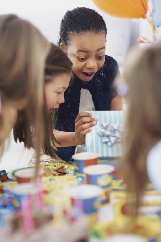 点心,西方人,儿童,四个人,伙伴,朋友,客厅,坐,笑,微笑,露齿笑,竖图,彩色,室内,白天,正面,友谊,纯洁,餐桌,沙发,桌子,杯子,餐具,蜡烛,礼盒,礼物,欧洲,非洲,黑人,欧洲人,许多,阴影,服装,朦胧,模糊,装饰,光线,碟子,火焰,盘,丝绸,丝带,影子,纸盒,烛光,塑料,食品,缎带,很多,燃烧,注视,休闲装,文化,绸带,盒子,食物,糕点,小孩,衣服,包装盒,盘子,气球,水杯,塑料制品,礼品盒,碟,生日蛋糕,点燃,观察,看,祈祷,休闲,休闲服,橡胶,可爱,童年,童趣,许愿,服饰,礼品,餐台,观看,纪念,华丽,修饰,祈求,点缀,察看,起居室,关注,布艺沙发,童真,橡胶制品,烂漫,无邪,衬托,美观,雅致,雅观,客堂,平安,天真,友情,女孩,女人,女性,白种人,非洲人,茶杯,坐着,半身,彩图,蛋糕,女生