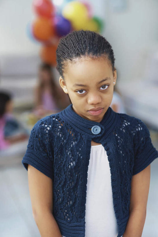 西方人,儿童,一个人,客厅,站,竖图,彩色,室内,白天,正面,纯洁,沙发,欧洲,非洲,黑人,欧洲人,仅一个女性,仅一个人,服装,朦胧,模糊,装饰,塑料,注视,休闲装,小孩,衣服,气球,塑料制品,嘟嘴,观察,看,站着,仅一个小孩,休闲,休闲服,撅嘴,橡胶,可爱,童年,童趣,服饰,观看,华丽,修饰,点缀,察看,起居室,关注,布艺沙发,童真,橡胶制品,烂漫,无邪,衬托,美观,雅致,雅观,客堂,天真,女孩,女人,女性,非洲人,孩子,站立,半身,彩图,女生