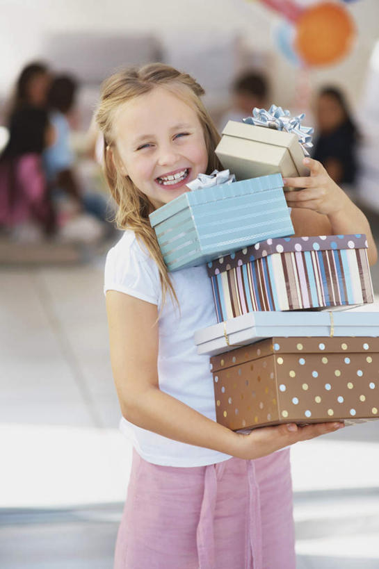 西方人,儿童,一个人,站,捧,笑,微笑,露齿笑,竖图,室内,白天,正面,纯洁,礼盒,礼物,欧洲,欧洲人,仅一个女性,仅一个人,一堆,许多,握,堆叠,堆积,服装,朦胧,模糊,装饰,丝绸,丝带,纸盒,塑料,缎带,很多,拿,拿着,注视,休闲装,绸带,盒子,小孩,衣服,包装盒,气球,塑料制品,礼品盒,观察,看,站着,仅一个小孩,休闲,休闲服,橡胶,可爱,童年,童趣,握着,服饰,礼品,观看,堆,华丽,修饰,点缀,察看,关注,童真,橡胶制品,烂漫,无邪,衬托,美观,雅致,雅观,天真,女孩,女人,女性,白种人,孩子,端,端着,捧着,手捧,站立,半身,彩图,女生