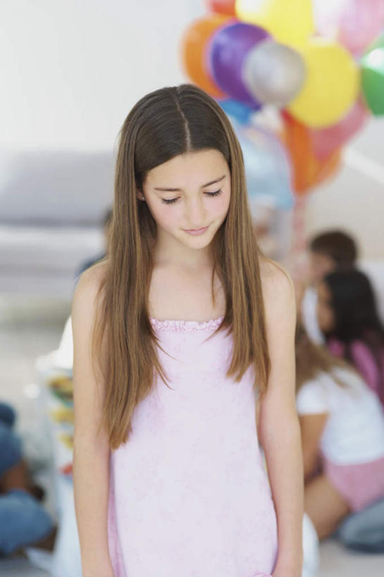 西方人,儿童,一个人,客厅,站,竖图,室内,白天,正面,纯洁,沙发,欧洲,欧洲人,仅一个女性,仅一个人,服装,朦胧,模糊,装饰,塑料,注视,休闲装,小孩,衣服,气球,塑料制品,观察,看,站着,仅一个小孩,休闲,休闲服,橡胶,可爱,童年,童趣,服饰,观看,华丽,修饰,点缀,察看,起居室,关注,布艺沙发,童真,橡胶制品,烂漫,无邪,衬托,美观,雅致,雅观,客堂,天真,女孩,女人,女性,白种人,孩子,站立,半身,彩图,女生