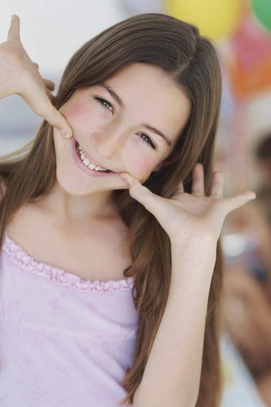 西方人,儿童,一个人,客厅,站,笑,微笑,露齿笑,竖图,室内,白天,正面,纯洁,沙发,欧洲,欧洲人,仅一个女性,仅一个人,服装,朦胧,模糊,装饰,塑料,注视,休闲装,小孩,衣服,气球,塑料制品,观察,看,站着,仅一个小孩,休闲,休闲服,橡胶,可爱,童年,童趣,服饰,观看,华丽,修饰,点缀,察看,起居室,张开五指,关注,布艺沙发,童真,橡胶制品,烂漫,无邪,衬托,美观,雅致,雅观,客堂,天真,女孩,女人,女性,白种人,孩子,站立,半身,彩图,五指张开,女生