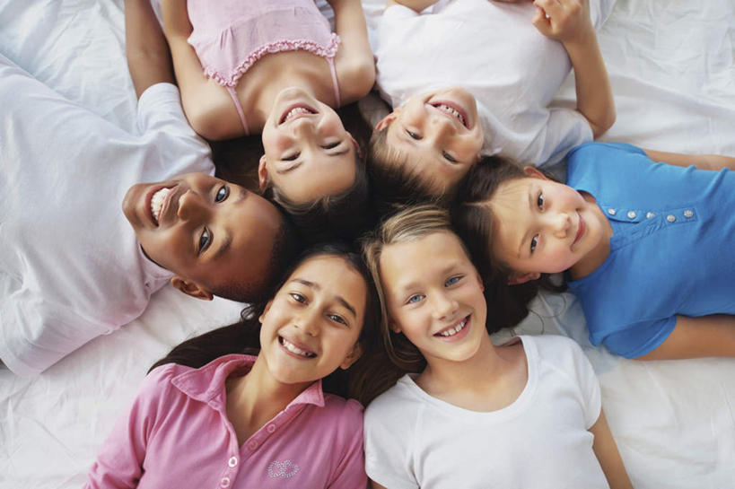 西方人,儿童,伙伴,朋友,躺,笑,微笑,露齿笑,横图,俯视,室内,白天,友谊,纯洁,床,欧洲,非洲,黑人,欧洲人,双人床,床单,许多人,注视,被子,小孩,观察,看,一群人,可爱,童年,童趣,观看,察看,被单,关注,童真,烂漫,无邪,卧着,天真,友情,男孩,男人,男性,白种人,非洲人,躺着,卧,半身,彩图,高角度拍摄,男生