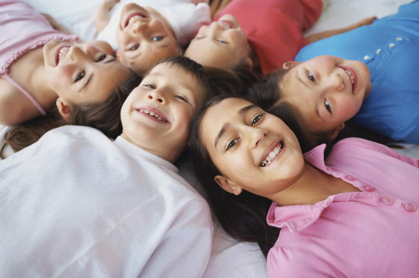 西方人,儿童,伙伴,朋友,躺,笑,微笑,露齿笑,横图,俯视,室内,白天,友谊,纯洁,床,欧洲,非洲,黑人,欧洲人,双人床,床单,许多人,注视,被子,小孩,观察,看,一群人,可爱,童年,童趣,观看,察看,被单,关注,童真,烂漫,无邪,卧着,天真,友情,男孩,男人,男性,白种人,非洲人,躺着,卧,半身,彩图,高角度拍摄,男生