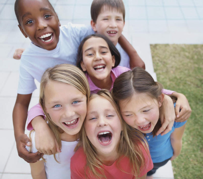 西方人,儿童,伙伴,朋友,站,笑,微笑,露齿笑,横图,俯视,室外,白天,友谊,纯洁,草地,草坪,植物,欧洲,非洲,黑人,欧洲人,服装,许多人,注视,休闲装,草,小孩,衣服,蓝色,绿色,蓝天,天空,天,观察,看,站着,张嘴,一群人,休闲,休闲服,可爱,童年,童趣,服饰,晴朗,观看,察看,关注,张大嘴巴,童真,烂漫,无邪,万里无云,天真,友情,男孩,男人,男性,白种人,非洲人,晴空,晴空万里,张开嘴,站立,半身,彩图,高角度拍摄,男生