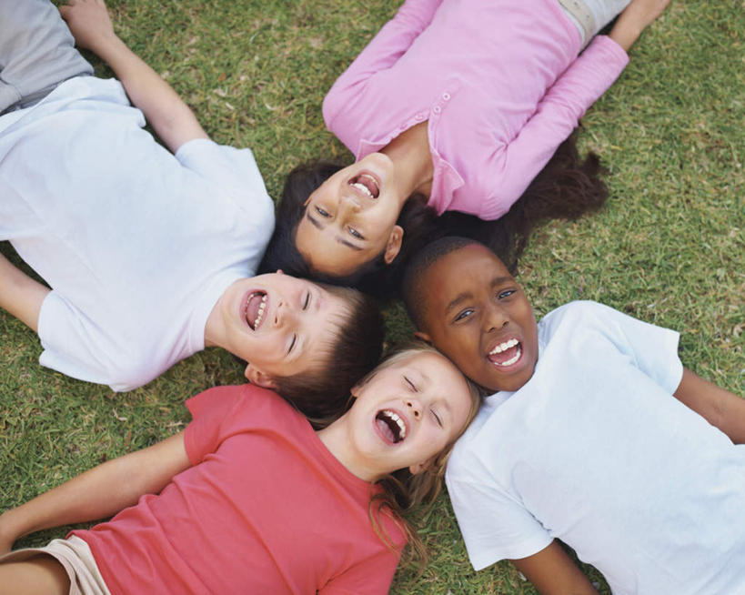 西方人,儿童,四个人,伙伴,朋友,躺,横图,俯视,室外,白天,友谊,纯洁,草地,草坪,植物,欧洲,非洲,黑人,欧洲人,服装,注视,休闲装,草,衣服,绿色,观察,看,张嘴,休闲,休闲服,可爱,童年,童趣,服饰,观看,察看,关注,张大嘴巴,童真,烂漫,无邪,卧着,天真,友情,男孩,男人,男性,白种人,非洲人,张开嘴,躺着,卧,半身,彩图,高角度拍摄,男生