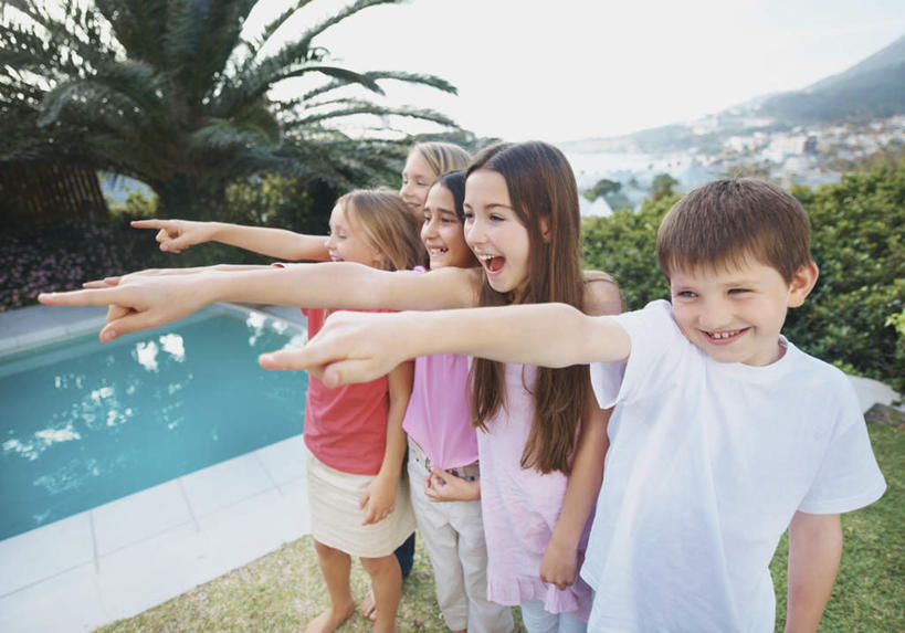 西方人,儿童,伙伴,朋友,游泳池,站,笑,微笑,露齿笑,横图,室外,白天,正面,友谊,纯洁,草地,草坪,树林,水,植物,欧洲,非洲,黑人,欧洲人,指,服装,水池,水面,许多人,注视,休闲装,方向,泳池,草,树,树木,小孩,衣服,蓝色,绿色,蓝天,天空,自然,天,观察,看,手势,站着,一群人,休闲,休闲服,可爱,童年,童趣,服饰,生长,晴朗,成长,观看,察看,指向,食指,关注,童真,烂漫,无邪,万里无云,天真,友情,男孩,男人,男性,白种人,非洲人,晴空,晴空万里,站立,半身,彩图,男生