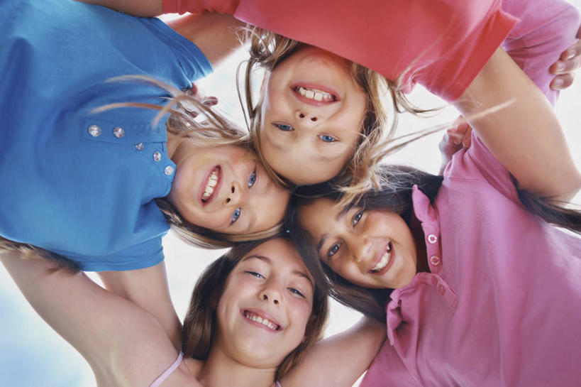 西方人,儿童,四个人,伙伴,朋友,站,笑,微笑,露齿笑,横图,室外,白天,仰视,友谊,纯洁,草地,草坪,树林,植物,欧洲,非洲,黑人,欧洲人,勾,弯腰,服装,注视,休闲装,草,树,树木,小孩,衣服,蓝色,绿色,蓝天,天空,自然,天,观察,看,站着,休闲,休闲服,可爱,童年,童趣,勾着,服饰,生长,晴朗,成长,观看,察看,关注,童真,烂漫,无邪,万里无云,弯身,天真,友情,男孩,男人,男性,白种人,非洲人,晴空,晴空万里,站立,半身,彩图,低角度拍摄,男生