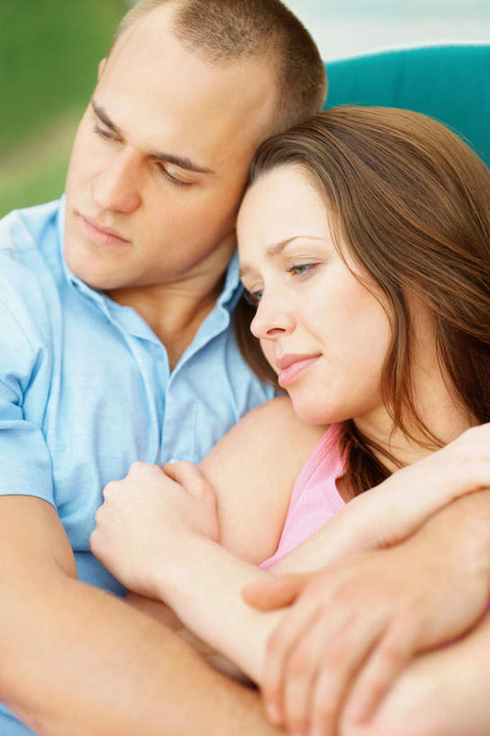 西方人,两个人,家庭,夫妻,躺,闭眼,抱,竖图,俯视,室外,白天,爱情,椅子,欧洲,欧洲人,服装,朦胧,模糊,浪漫,休闲装,衣服,休闲,温暖,温馨,一家人,休闲服,恩爱,恋人,服饰,抱着,和睦,搂着,卧着,男人,男性,年轻男性,年轻女性,女人,女性,白种人,年轻人,夫妇,情侣,闭眼睛,闭着眼,闭着眼睛,搂,搂抱,躺着,卧,半身,彩图,高角度拍摄,伴侣,融洽