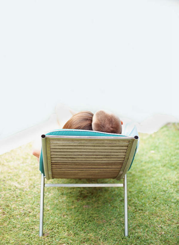 西方人,两个人,家庭,夫妻,躺,竖图,室外,白天,爱情,草地,草坪,植物,椅子,欧洲,欧洲人,躺椅,浪漫,草,背面,蓝色,绿色,蓝天,天空,天,温暖,温馨,一家人,恩爱,恋人,晴朗,沙滩椅,和睦,万里无云,卧着,男人,男性,年轻男性,年轻女性,女人,女性,白种人,年轻人,夫妇,情侣,晴空,晴空万里,躺着,卧,彩图,全身,伴侣,融洽