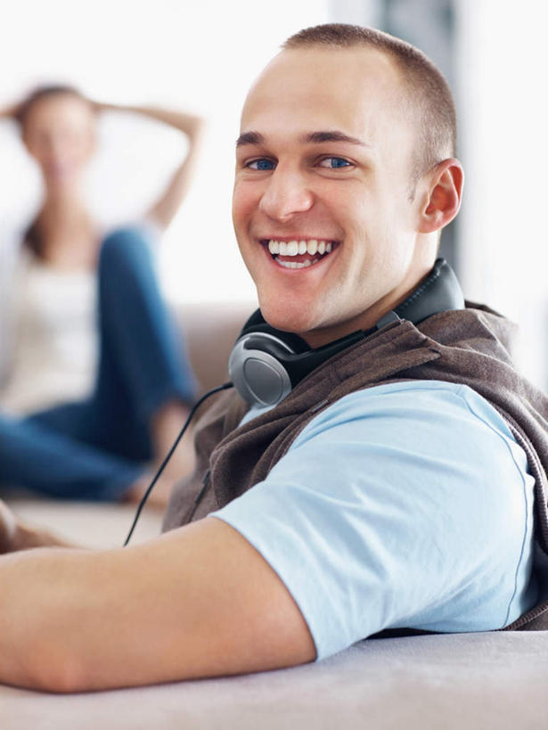 西方人,两个人,坐,笑,微笑,露齿笑,竖图,室内,白天,正面,爱情,欧洲,欧洲人,抱头,服装,朦胧,模糊,浪漫,扭头,注视,休闲装,衣服,耳机,耳麦,观察,看,转头,休闲,温暖,温馨,休闲服,恩爱,恋人,服饰,观看,和睦,察看,双手抱头,麦克风,关注,捧首,捧头,男人,男性,年轻男性,年轻女性,女人,女性,白种人,情侣,坐着,半身,彩图,伴侣,融洽,头戴式耳机