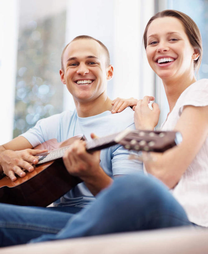 西方人,两个人,坐,笑,微笑,露齿笑,竖图,室内,白天,仰视,爱情,窗户,欧洲,欧洲人,一把,握,阴影,服装,朦胧,模糊,反射,影子,吉他,乐器,弦乐器,浪漫,弹奏,拿,拿着,注视,休闲装,玻璃窗,衣服,蓝色,白色,观察,看,休闲,温暖,温馨,休闲服,恩爱,搭,握着,恋人,服饰,观看,和睦,察看,搭着,关注,弹拨弦鸣乐器,男人,男性,年轻男性,年轻女性,女人,女性,白种人,情侣,坐着,半身,彩图,低角度拍摄,伴侣,融洽,弹拨弦乐器