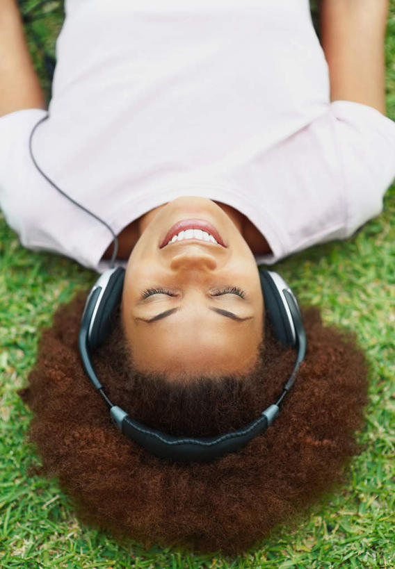 西方人,一个人,躺,闭眼,笑,微笑,露齿笑,竖图,俯视,室外,白天,快乐,满意,幸福,草地,草坪,植物,欧洲,非洲,黑人,欧洲人,仅一个年轻女性,仅一个女性,仅一个人,阴影,光线,影子,音响,音乐,娱乐,草,绿色,阳光,耳机,享受,休闲,放松,舒适,享乐,卧着,年轻女性,女人,女性,非洲人,闭眼睛,闭着眼,闭着眼睛,躺着,卧,半身,彩图,高角度拍摄,头戴式耳机