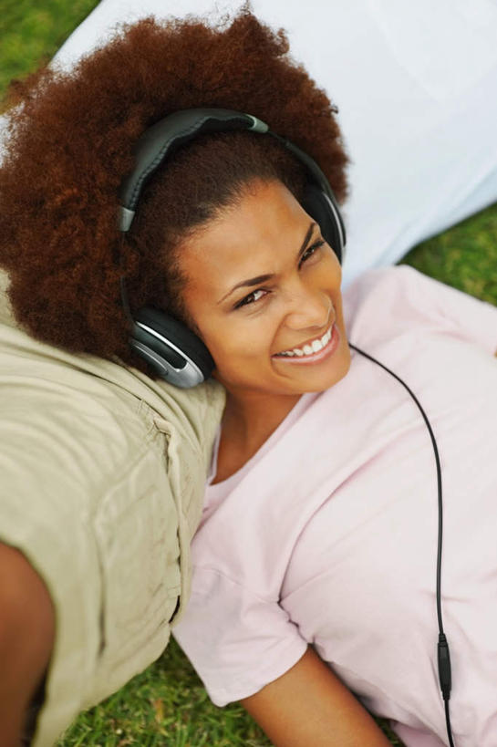 西方人,两个人,躺,笑,微笑,露齿笑,竖图,俯视,室外,白天,爱情,快乐,满意,幸福,草地,草坪,植物,欧洲,非洲,黑人,欧洲人,阴影,朦胧,模糊,光线,影子,音响,浪漫,音乐,注视,娱乐,草,绿色,阳光,耳机,观察,看,享受,休闲,温暖,温馨,恩爱,放松,搭,恋人,观看,和睦,察看,舒适,享乐,搭着,关注,卧着,男人,男性,年轻男性,年轻女性,女人,女性,非洲人,情侣,躺着,卧,半身,彩图,高角度拍摄,伴侣,融洽,头戴式耳机