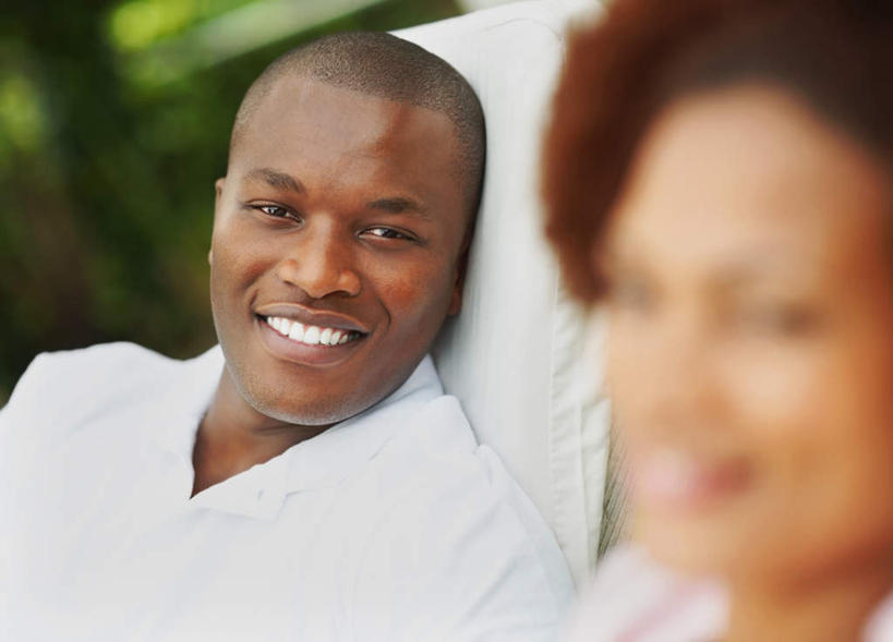 西方人,脸,头,脸颊,头发,两个人,躺,笑,微笑,露齿笑,横图,室外,特写,白天,正面,爱情,窗户,椅子,欧洲,非洲,黑人,欧洲人,阴影,服装,朦胧,模糊,光线,影子,躺椅,浪漫,注视,休闲装,肩膀,玻璃窗,衣服,白色,黑色,阳光,观察,看,休闲,温暖,温馨,休闲服,恩爱,恋人,服饰,观看,沙滩椅,和睦,察看,关注,卧着,男人,男性,年轻男性,年轻女性,女人,女性,非洲人,头部,直发,脸部,脸蛋,面部,情侣,躺着,卧,半身,彩图,伴侣,融洽,短发