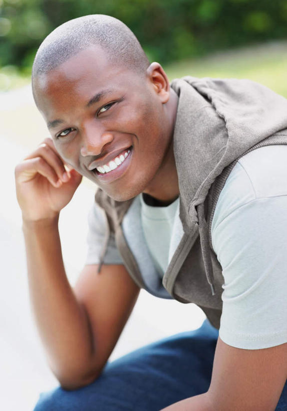 西方人,脸,头,脸颊,秃头,一个人,坐,笑,微笑,露齿笑,竖图,室外,白天,侧面,草地,草坪,植物,欧洲,非洲,黑人,欧洲人,仅一个男性,仅一个人,阴影,服装,朦胧,模糊,光线,影子,注视,休闲装,肩膀,草,仅一个年轻男性,衣服,绿色,阳光,观察,看,休闲,休闲服,连帽衫,服饰,观看,察看,关注,帽衫,男人,男性,年轻男性,非洲人,头部,光头,无发,脸部,脸蛋,面部,坐着,半身,彩图