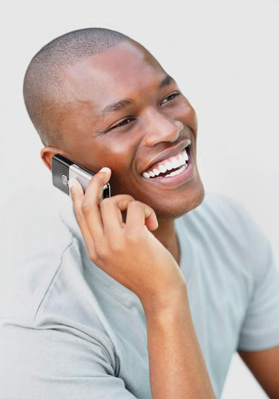 西方人,脸,头,脸颊,秃头,一个人,坐,举,笑,打电话,微笑,露齿笑,竖图,室内,白天,白色背景,正面,电话,手机,欧洲,非洲,黑人,欧洲人,仅一个男性,仅一个人,握,阴影,服装,反射,影子,墙,拿,拿着,注视,休闲装,通讯设备,肩膀,墙壁,墙面,仅一个年轻男性,衣服,灰色,观察,看,托,休闲,休闲服,握着,摄影,服饰,影棚,观看,察看,关注,一部,交流,男人,男性,年轻男性,非洲人,头部,光头,无发,脸部,脸蛋,面部,沟通,举起,举手,举着,通话,向上举,向上伸,向上托,坐着,半身,彩图,影棚拍摄,拍摄