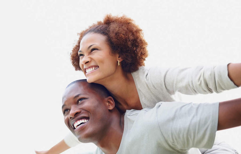 西方人,背,两个人,站,伸展双臂,笑,微笑,露齿笑,横图,室外,白天,仰视,爱情,欧洲,非洲,黑人,欧洲人,弯腰,阴影,服装,光线,影子,浪漫,注视,休闲装,装饰品,衣服,灰色,天空,阳光,耳环,饰品,首饰,天,背着,观察,看,站着,休闲,温暖,温馨,休闲服,恩爱,恋人,服饰,晴朗,观看,和睦,察看,关注,万里无云,弯身,背负,耳饰,男人,男性,年轻男性,年轻女性,女人,女性,非洲人,情侣,晴空,晴空万里,敞开双臂,伸开双臂,展开双肩,站立,张开手臂,张开双臂,半身,彩图,低角度拍摄,伴侣,融洽