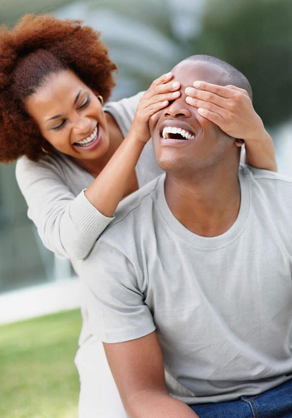 西方人,两个人,坐,笑,微笑,露齿笑,竖图,室外,白天,正面,爱情,草地,草坪,植物,窗户,欧洲,非洲,黑人,欧洲人,阴影,服装,朦胧,模糊,光线,影子,浪漫,注视,休闲装,玻璃窗,草,衣服,绿色,灰色,阳光,观察,看,休闲,温暖,温馨,休闲服,恩爱,遮,遮掩,恋人,服饰,观看,和睦,察看,掩盖,遮挡,关注,遮盖,掩饰,男人,男性,年轻男性,年轻女性,女人,女性,非洲人,情侣,抬头,仰头,坐着,半身,彩图,伴侣,融洽