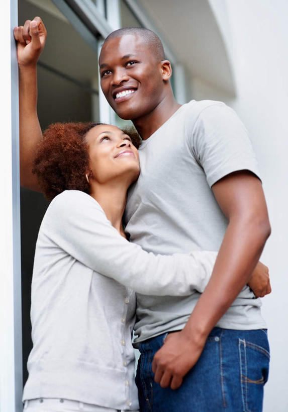 西方人,两个人,站,举,抱,笑,微笑,露齿笑,竖图,室外,白天,仰视,爱情,窗户,欧洲,非洲,黑人,欧洲人,阴影,服装,朦胧,模糊,光线,影子,墙,浪漫,注视,休闲装,玻璃窗,墙壁,墙面,衣服,灰色,阳光,观察,看,靠,靠着,托,倚靠,站着,休闲,温暖,温馨,休闲服,恩爱,恋人,服饰,抱着,观看,和睦,察看,搂着,倚着,关注,男人,男性,年轻男性,年轻女性,女人,女性,非洲人,情侣,怀抱,举起,举手,举着,搂,搂抱,抬头,相抱,向上举,向上伸,向上托,仰头,拥抱,站立,半身,彩图,低角度拍摄,伴侣,融洽