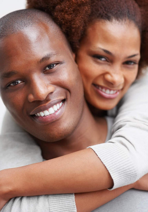 西方人,脸,头,脸颊,背,头发,秃头,两个人,站,抱,笑,微笑,露齿笑,竖图,室外,特写,白天,白色背景,正面,爱情,欧洲,非洲,黑人,欧洲人,阴影,服装,反射,影子,墙,棕色,浪漫,注视,休闲装,肩膀,墙壁,墙面,衣服,白色,灰色,背着,观察,看,站着,休闲,温暖,温馨,休闲服,恩爱,恋人,摄影,服饰,影棚,抱着,观看,和睦,察看,搂着,关注,背负,男人,男性,年轻男性,年轻女性,女人,女性,非洲人,头部,光头,卷发,无发,脸部,脸蛋,面部,情侣,怀抱,搂,搂抱,相抱,拥抱,站立,半身,彩图,影棚拍摄,拍摄,伴侣,融洽,短发