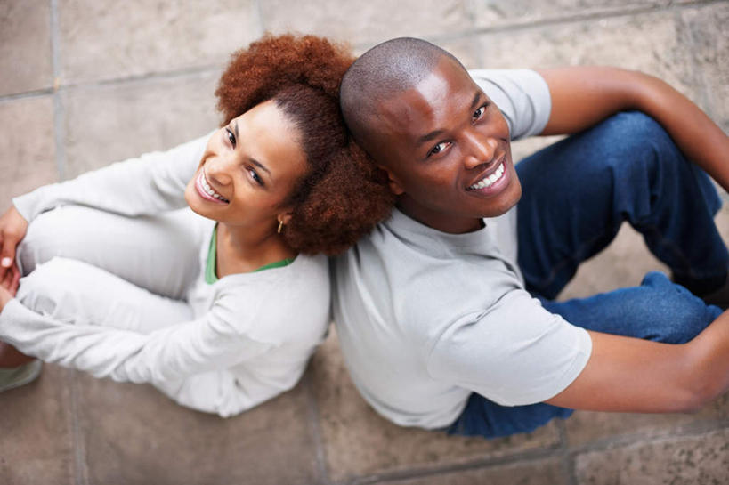 西方人,脸,头,脸颊,头发,秃头,两个人,坐,笑,微笑,露齿笑,横图,俯视,室外,白天,爱情,安全,欧洲,非洲,黑人,欧洲人,阴影,服装,朦胧,模糊,光线,影子,墙,棕色,浪漫,依靠,注视,休闲装,肩膀,墙壁,墙面,衣服,灰色,阳光,观察,看,倚靠,背靠背,休闲,温暖,温馨,休闲服,恩爱,背对背,恋人,服饰,观看,和睦,察看,关注,信任,男人,男性,年轻男性,年轻女性,女人,女性,非洲人,头部,光头,卷发,无发,脸部,脸蛋,面部,情侣,坐着,半身,彩图,高角度拍摄,伴侣,融洽,短发