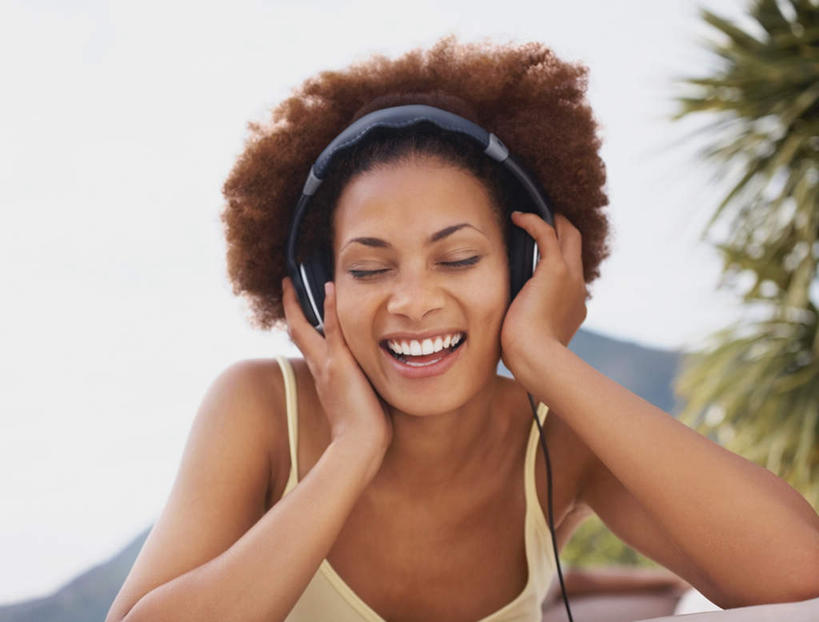 西方人,一个人,坐,举,闭眼,笑,微笑,露齿笑,横图,室外,白天,正面,快乐,满意,幸福,植物,欧洲,非洲,黑人,欧洲人,仅一个年轻女性,仅一个女性,仅一个人,撑,握,阴影,服装,朦胧,模糊,光线,影子,音响,音乐,拿,拿着,休闲装,娱乐,树,树木,衣服,黄色,绿色,天空,阳光,自然,耳机,天,托,享受,休闲,休闲服,放松,握着,服饰,生长,晴朗,成长,撑着,舒适,享乐,万里无云,年轻女性,女人,女性,非洲人,晴空,晴空万里,闭眼睛,闭着眼,闭着眼睛,举起,举手,举着,向上举,向上伸,向上托,坐着,半身,彩图,头戴式耳机