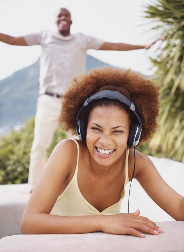 西方人,两个人,站,坐,伸展双臂,笑,微笑,露齿笑,竖图,室外,白天,正面,爱情,快乐,满意,幸福,山,山脉,树林,植物,欧洲,非洲,黑人,欧洲人,阴影,服装,朦胧,模糊,光线,影子,山峰,音响,山峦,浪漫,音乐,注视,休闲装,娱乐,树,树木,衣服,黄色,绿色,白色,天空,阳光,自然,耳机,群山,天,观察,看,站着,享受,休闲,温暖,温馨,休闲服,恩爱,放松,恋人,服饰,生长,晴朗,成长,观看,和睦,察看,舒适,享乐,关注,万里无云,男人,男性,年轻男性,年轻女性,女人,女性,非洲人,情侣,晴空,晴空万里,敞开双臂,伸开双臂,展开双肩,站立,张开手臂,张开双臂,坐着,半身,彩图,伴侣,融洽,头戴式耳机