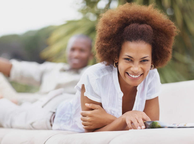 西方人,两个人,笑,双手交叉,微笑,露齿笑,横图,室外,白天,正面,爱情,树林,植物,沙发,书籍,欧洲,非洲,黑人,欧洲人,握,阴影,服装,朦胧,模糊,光线,影子,浪漫,拿,拿着,注视,休闲装,树,树木,衣服,绿色,白色,天空,阳光,自然,天,观察,看,趴着,休闲,温暖,温馨,休闲服,恩爱,握着,恋人,服饰,生长,晴朗,成长,观看,和睦,察看,双手抱胸,关注,万里无云,男人,男性,年轻男性,年轻女性,女人,女性,非洲人,情侣,书,图书,晴空,晴空万里,趴,半身,彩图,伴侣,融洽,皮沙发