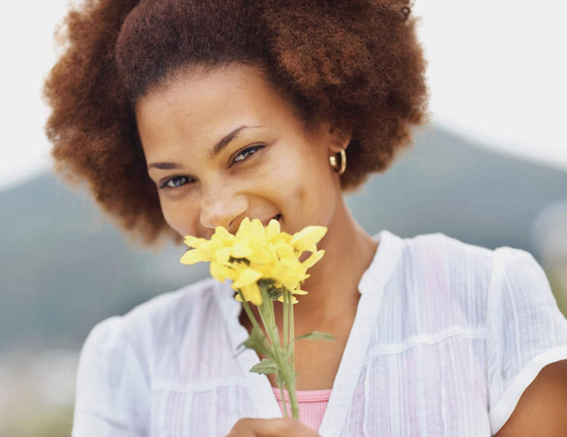 西方人,脸,头,脸颊,头发,一个人,站,笑,微笑,露齿笑,横图,室外,特写,白天,正面,山,山脉,欧洲,非洲,黑人,欧洲人,仅一个年轻女性,仅一个女性,仅一个人,阴影,服装,盛开,光线,影子,山峰,棕色,山峦,花蕾,注视,休闲装,闻,肩膀,装饰品,花,花瓣,花朵,鲜花,衣服,黄色,白色,天空,阳光,耳环,饰品,首饰,群山,天,花苞,花蕊,观察,看,站着,一束,休闲,休闲服,服饰,晴朗,观看,察看,嗅,关注,万里无云,耳饰,年轻女性,女人,女性,非洲人,头部,卷发,脸部,脸蛋,面部,晴空,晴空万里,站立,半身,彩图,短发