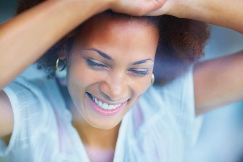 西方人,脸,头,脸颊,手,头发,一个人,站,笑,微笑,露齿笑,横图,室内,特写,白天,正面,窗户,欧洲,非洲,黑人,欧洲人,双手,仅一个年轻女性,仅一个女性,仅一个人,撑,阴影,服装,反射,影子,棕色,注视,休闲装,肩膀,玻璃窗,装饰品,衣服,白色,耳环,饰品,首饰,低头,观察,看,靠,靠着,倚靠,站着,休闲,手部,休闲服,服饰,观看,察看,撑着,倚着,关注,耳饰,年轻女性,女人,女性,非洲人,头部,卷发,脸部,脸蛋,面部,站立,半身,彩图,短发