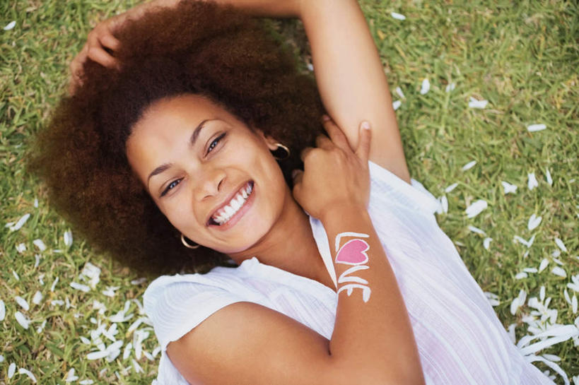 西方人,一个人,躺,举,闭眼,笑,微笑,露齿笑,横图,俯视,室外,白天,爱情,草地,草坪,植物,欧洲,非洲,黑人,欧洲人,仅一个年轻女性,仅一个女性,仅一个人,许多,阴影,服装,爱心,光线,英文,标志,文字,影子,字符,字母,很多,浪漫,凌乱,花蕾,休闲装,标识,草,花,花瓣,花朵,鲜花,衣服,绿色,白色,阳光,花苞,花蕊,托,休闲,温暖,温馨,心形,休闲服,恩爱,服饰,英文字母,和睦,混乱,纷乱,缭乱,庞杂,卧着,年轻女性,女人,女性,非洲人,心型,闭眼睛,闭着眼,闭着眼睛,举起,举手,举着,躺着,卧,向上举,向上伸,向上托,半身,彩图,高角度拍摄,融洽