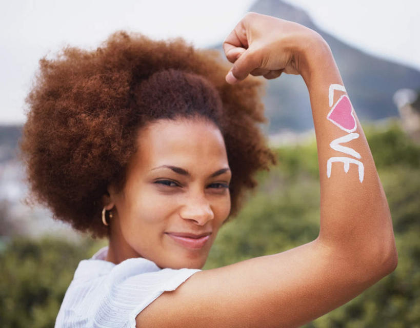 西方人,脸,头,脸颊,手,头发,一个人,站,举,笑,微笑,横图,室外,特写,白天,侧面,爱情,草地,草坪,山,山脉,植物,欧洲,非洲,黑人,欧洲人,仅一个年轻女性,仅一个女性,仅一个人,握,阴影,服装,爱心,朦胧,模糊,光线,英文,标志,文字,影子,字符,字母,山峰,棕色,山峦,浪漫,注视,休闲装,鼓励,标识,肩膀,装饰品,草,衣服,绿色,白色,天空,阳光,耳环,饰品,首饰,群山,天,观察,加油,看,手势,托,握拳,站着,休闲,温暖,温馨,心形,手部,休闲服,恩爱,打气,握着,服饰,晴朗,观看,英文字母,单手,和睦,察看,关注,鼓舞,万里无云,耳饰,年轻女性,女人,女性,非洲人,心型,头部,卷发,脸部,脸蛋,面部,晴空,晴空万里,举起,举手,举着,向上举,向上伸,向上托,站立,半身,彩图,融洽,短发