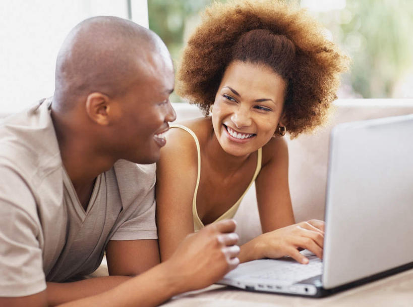 西方人,两个人,笑,微笑,露齿笑,横图,室内,白天,侧面,爱情,电脑,笔记本电脑,窗户,桌子,欧洲,非洲,黑人,欧洲人,撑,敲打,阴影,服装,朦胧,模糊,反射,网络,影子,办公桌,墙,浪漫,休闲装,输入,通讯设备,玻璃窗,相视,墙壁,墙面,衣服,黄色,灰色,打字,趴着,休闲,温暖,温馨,面对面,休闲服,恩爱,恋人,服饰,对视,点击,一台,敲击,和睦,无线,撑着,互视,通信设备,相对,无线网络,无线上网,便携式电脑,相看,按键,手提电脑,男人,男性,年轻男性,年轻女性,女人,女性,非洲人,情侣,趴,半身,彩图,伴侣,融洽