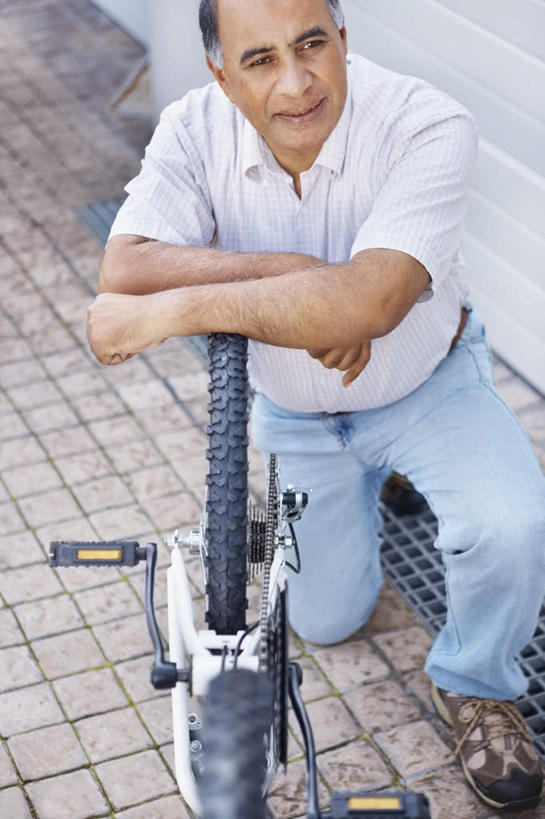 西方人,一个人,跪,双手交叉,竖图,俯视,室外,白天,自行车,欧洲,欧洲人,仅一个男性,仅一个人,仅一个中年男性,一辆,撑,阴影,服装,光线,影子,墙,地面,注视,休闲装,墙壁,墙面,车,脚踏车,衣服,白色,黑色,阳光,轮胎,交通工具,观察,看,休闲,休闲服,橡胶,服饰,观看,察看,撑着,关注,载具,橡胶制品,车胎,男人,男性,中年男性,白种人,跪着,半身,彩图,高角度拍摄,外胎