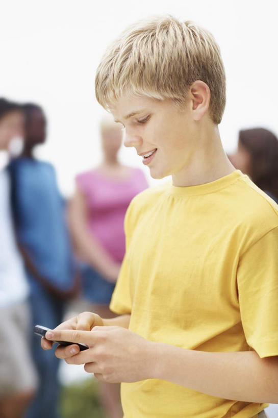 西方人,伙伴,朋友,站,笑,打电话,微笑,露齿笑,竖图,室外,白天,侧面,友谊,电话,手机,欧洲,非洲,黑人,欧洲人,五个人,握,阴影,服装,朦胧,模糊,光线,影子,许多人,拿,拿着,注视,休闲装,通讯设备,衣服,黄色,天空,阳光,天,低头,观察,看,站着,一群人,休闲,同学,休闲服,握着,服饰,晴朗,观看,察看,校友,关注,万里无云,同窗,学友,交流,友情,男人,男性,年轻男性,年轻女性,女人,女性,白种人,非洲人,晴空,晴空万里,沟通,通话,站立,半身,彩图