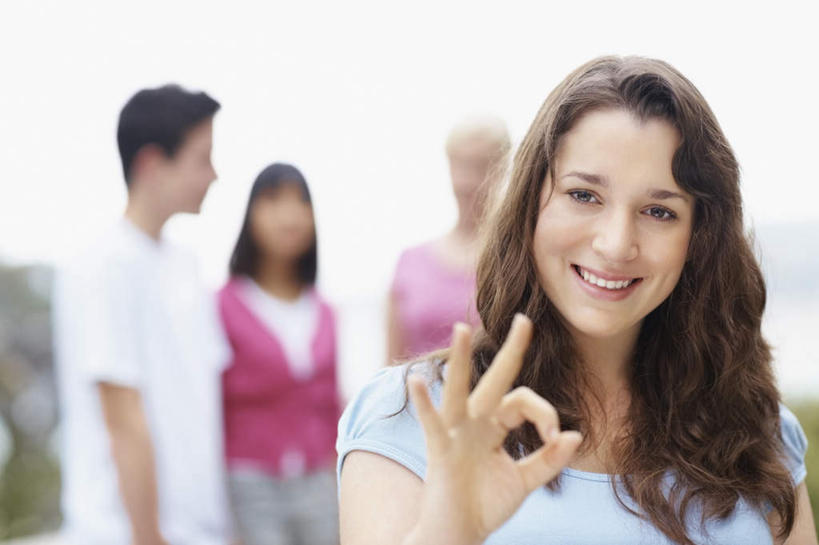 西方人,四个人,伙伴,朋友,站,举,笑,微笑,露齿笑,横图,室外,白天,正面,满意,友谊,胜利,欧洲,非洲,黑人,欧洲人,阴影,服装,朦胧,模糊,光线,影子,注视,休闲装,衣服,蓝色,天空,阳光,天,观察,看,手势,托,站着,休闲,同学,休闲服,同意,ok手势,服饰,晴朗,观看,察看,校友,关注,万里无云,同窗,学友,友情,男人,男性,年轻男性,年轻女性,女人,女性,白种人,非洲人,晴空,晴空万里,举起,举手,举着,向上举,向上伸,向上托,站立,半身,彩图,同意手势