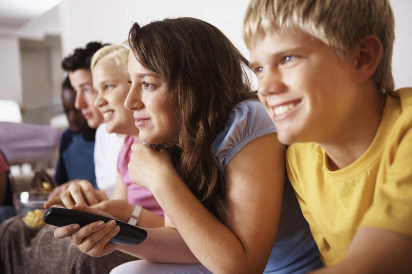 点心,西方人,伙伴,朋友,坐,举,笑,微笑,露齿笑,横图,室内,白天,侧面,友谊,欧洲,非洲,黑人,欧洲人,五个人,一排,撑,握,阴影,服装,整齐,反射,影子,墙,食品,许多人,拿,拿着,托腮,注视,休闲装,墙壁,墙面,食物,排列,一个,衣服,黄色,灰色,遥控器,零食,观察,看,托,一群人,休闲,同学,休闲服,爆米花,握着,服饰,单个,观看,察看,校友,队列,关注,托下巴,垃圾食品,膨化食品,同窗,学友,零嘴,友情,男人,男性,年轻男性,年轻女性,女人,女性,白种人,非洲人,举起,举手,举着,向上举,向上伸,向上托,坐着,半身,彩图