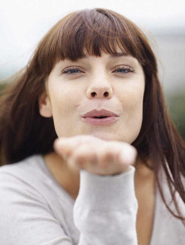 西方人,脸,头,脸颊,手,头发,一个人,站,笑,吻,微笑,露齿笑,竖图,室外,特写,白天,正面,欧洲,欧洲人,仅一个年轻女性,仅一个女性,仅一个人,阴影,服装,朦胧,模糊,光线,影子,棕色,注视,休闲装,肩膀,衣服,灰色,天空,阳光,天,观察,看,站着,休闲,手部,休闲服,服饰,晴朗,观看,单手,察看,关注,万里无云,年轻女性,女人,女性,白种人,头部,长发,直发,脸部,脸蛋,面部,晴空,晴空万里,亲,亲吻,站立,半身,彩图,飞吻