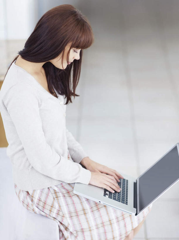 西方人,一个人,坐,竖图,俯视,室内,白天,电脑,笔记本电脑,欧洲,欧洲人,仅一个年轻女性,仅一个女性,仅一个人,敲打,阴影,服装,反射,网络,瓷砖,地砖,影子,地面,注视,休闲装,输入,通讯设备,衣服,白色,打字,低头,观察,看,休闲,休闲服,服饰,观看,点击,一台,敲击,察看,无线,关注,通信设备,无线网络,无线上网,便携式电脑,按键,手提电脑,年轻女性,女人,女性,白种人,坐着,半身,彩图,高角度拍摄