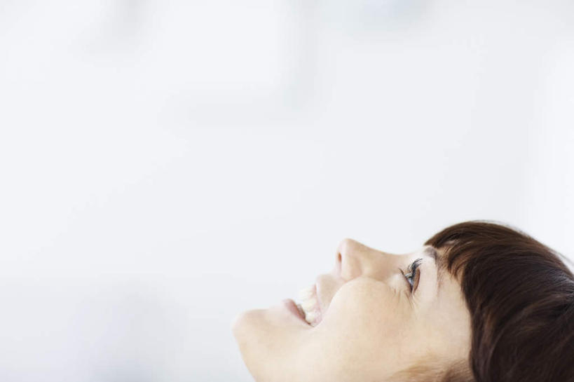 西方人,一个人,躺,笑,微笑,露齿笑,横图,室内,白天,侧面,欧洲,欧洲人,仅一个年轻女性,仅一个女性,仅一个人,阴影,朦胧,模糊,反射,影子,墙,注视,墙壁,墙面,观察,看,观看,察看,关注,卧着,年轻女性,女人,女性,白种人,躺着,卧,半身,彩图