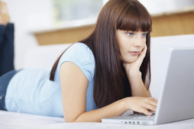 西方人,一个人,客厅,横图,室内,白天,侧面,电脑,笔记本电脑,窗户,沙发,欧洲,欧洲人,仅一个年轻女性,仅一个女性,仅一个人,撑,敲打,阴影,服装,朦胧,模糊,反射,网络,影子,抬腿,托腮,注视,休闲装,输入,通讯设备,玻璃窗,衣服,蓝色,打字,观察,看,趴着,托,休闲,休闲服,服饰,观看,点击,一台,敲击,察看,无线,起居室,关注,托下巴,通信设备,无线网络,布艺沙发,无线上网,便携式电脑,客堂,按键,手提电脑,年轻女性,女人,女性,白种人,趴,半身,彩图