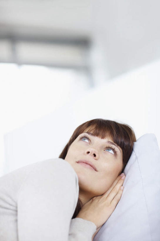 西方人,一个人,客厅,坐,竖图,室内,白天,侧面,沙发,欧洲,非洲,黑人,欧洲人,仅一个年轻女性,仅一个女性,仅一个人,服装,注视,休闲装,衣服,观察,看,靠,靠着,休闲,休闲服,服饰,观看,察看,起居室,关注,布艺沙发,客堂,年轻女性,女人,女性,非洲人,坐着,半身,彩图