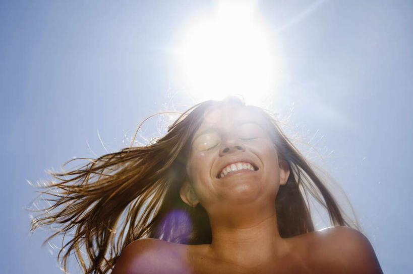 西方人,一个人,跳,笑,微笑,露齿笑,横图,室外,白天,仰视,太阳,欧洲,欧洲人,仅一个年轻女性,仅一个女性,仅一个人,阴影,飘扬,光线,影子,注视,裸露,蓝色,蓝天,天空,阳光,天,观察,看,晴朗,观看,飘逸,察看,关注,飞扬,裸,万里无云,年轻女性,女人,女性,白种人,晴空,晴空万里,跳跃,半身,彩图,低角度拍摄,眩光