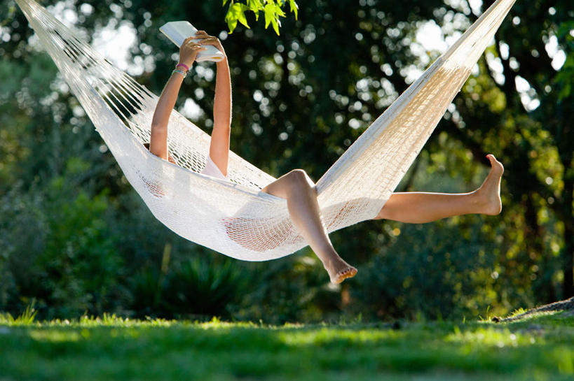 西方人,一个人,躺,举,横图,室外,白天,侧面,草地,草坪,树林,植物,床,吊床,书籍,欧洲,欧洲人,仅一个年轻女性,仅一个女性,仅一个人,吊挂,握,悬挂,阴影,服装,光线,影子,挂,拿,拿着,注视,休闲装,草,树,树木,衣服,绿色,阳光,自然,观察,看,托,享受,休闲,休闲服,握着,服饰,生长,成长,观看,察看,安逸,关注,安适,清闲,卧着,年轻女性,女人,女性,白种人,书,图书,举起,举手,举着,躺着,卧,向上举,向上伸,向上托,彩图,全身