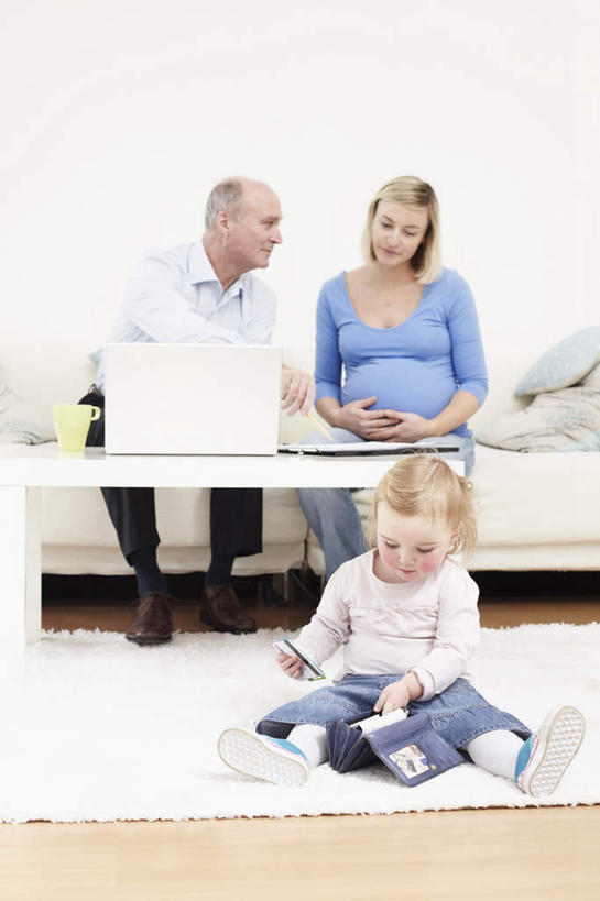 西方人,儿童,中年人,孕妇,三个人,家庭,母亲,女儿,商务人士,商务男性,客厅,坐,说,竖图,室内,白天,正面,衬衫,讨论,纯洁,电脑,笔记本电脑,地毯,靠垫,沙发,桌子,杯子,欧洲,欧洲人,握,套装,服装,装饰,编织,网络,木制,手工艺品,陶瓷,墙,靠枕,陶瓷制品,织物,拿,茶几,拿着,注视,休闲装,通讯设备,墙壁,墙面,小孩,衣服,马克杯,木制品,水杯,工艺品,垫子,枕头,观察,看,休闲,温暖,温馨,母女,一家人,怀孕,休闲服,可爱,母爱,童年,童趣,握着,服饰,观看,华丽,修饰,点缀,和睦,察看,无线,起居室,待产,关注,通信设备,商务装,无线网络,布艺沙发,无线上网,便携式电脑,工薪阶层,童真,烂漫,无邪,衬托,美观,雅致,雅观,妊娠,准妈妈,客堂,交流,天真,手提电脑,老年男性,男人,男性,女孩,女人,女性,中年女性,白种人,孩子,白领,产妇,上班族,沟通,讲话,交谈,商讨,说话,谈话,坐着,半身,彩图,衬衣,融洽,女生