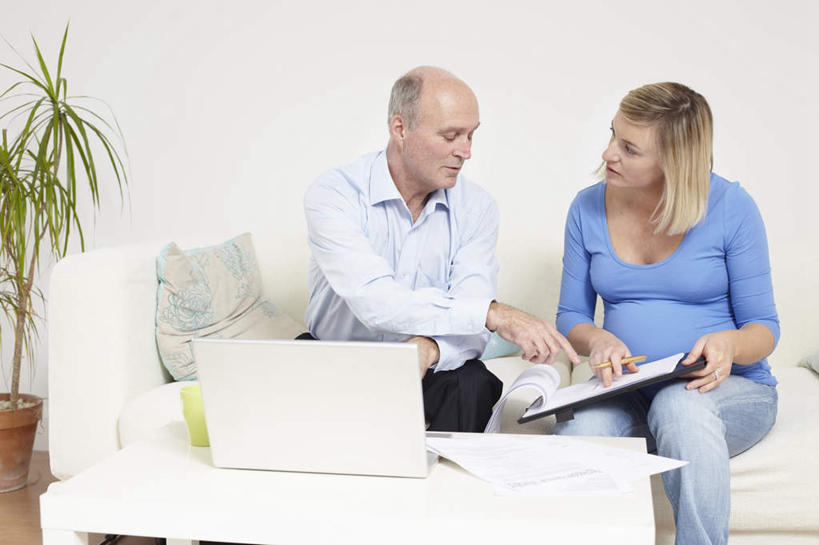 西方人,孕妇,两个人,商务人士,商务男性,客厅,坐,说,横图,室内,白天,正面,衬衫,讨论,电脑,笔记本电脑,植物,靠垫,沙发,桌子,欧洲,欧洲人,握,套装,服装,网络,木制,材料,档案,盆栽,文件,纸,墙,靠枕,盆景,拿,茶几,拿着,注视,休闲装,通讯设备,墙壁,墙面,衣服,绿色,自然,木制品,手稿,资料,垫子,枕头,观察,看,休闲,怀孕,休闲服,握着,服饰,生长,成长,观看,证明,察看,无线,起居室,待产,关注,文档,通信设备,商务装,无线网络,布艺沙发,无线上网,便携式电脑,工薪阶层,妊娠,准妈妈,客堂,交流,手提电脑,老年男性,男人,男性,女人,女性,中年女性,白种人,白领,产妇,上班族,沟通,讲话,交谈,商讨,说话,谈话,坐着,半身,彩图,衬衣