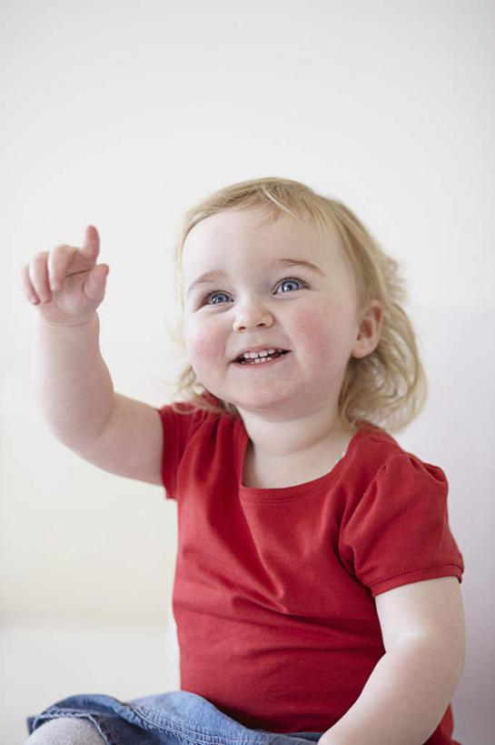 西方人,儿童,一个人,客厅,举,笑,微笑,露齿笑,竖图,室内,白天,正面,纯洁,靠垫,沙发,欧洲,欧洲人,仅一个女性,仅一个人,服装,墙,靠枕,注视,休闲装,墙壁,墙面,小孩,衣服,红色,垫子,枕头,观察,看,托,仅一个小孩,休闲,休闲服,可爱,童年,童趣,服饰,观看,察看,起居室,关注,布艺沙发,童真,烂漫,无邪,客堂,天真,女孩,女人,女性,白种人,孩子,举起,举手,举着,向上举,向上伸,向上托,半身,彩图,女生