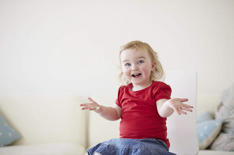 西方人,儿童,一个人,客厅,坐,笑,微笑,露齿笑,横图,室内,白天,正面,纯洁,靠垫,沙发,欧洲,欧洲人,仅一个女性,仅一个人,服装,墙,靠枕,注视,休闲装,墙壁,墙面,小孩,衣服,红色,垫子,枕头,观察,看,双手摊开,仅一个小孩,休闲,休闲服,可爱,童年,童趣,无奈,服饰,观看,遗憾,烦恼,察看,起居室,关注,布艺沙发,童真,烂漫,无邪,可惜,无计可施,惋惜,怜惜,无语,客堂,天真,女孩,女人,女性,白种人,孩子,坐着,半身,彩图,女生