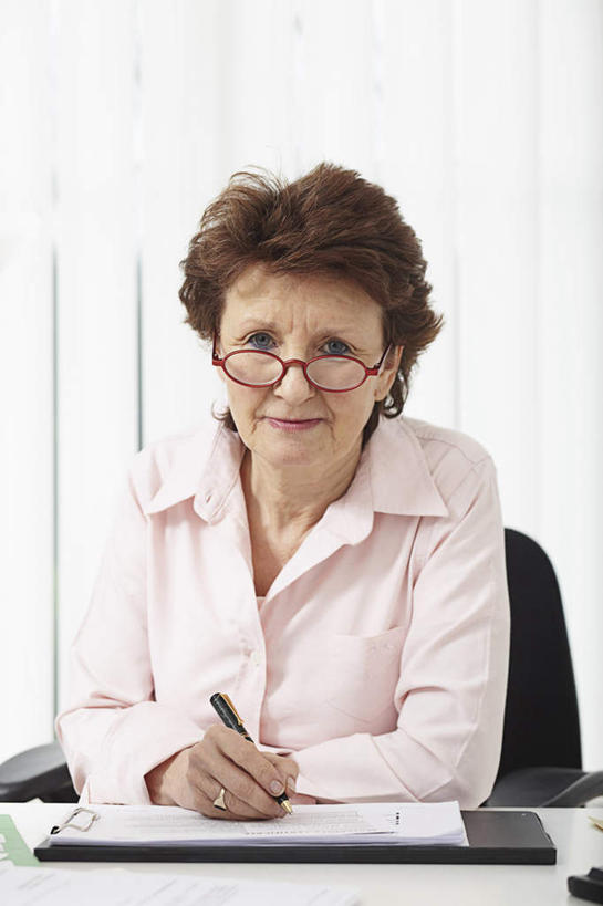 西方人,一个人,医生,医院,坐,竖图,室内,白天,正面,衬衫,桌子,椅子,欧洲,欧洲人,仅一个女性,仅一个人,握,笔,材料,档案,文件,眼镜,纸,办公桌,墙,办公用品,拿,拿着,注视,墙壁,墙面,文具,手稿,学习用品,资料,观察,看,医护人员,医疗人员,握着,仅一个老年女性,观看,文具用品,证明,察看,关注,文档,近视眼镜,医疗机构,老年女性,女人,女性,白种人,大夫,坐着,半身,彩图,衬衣,病院,诊所